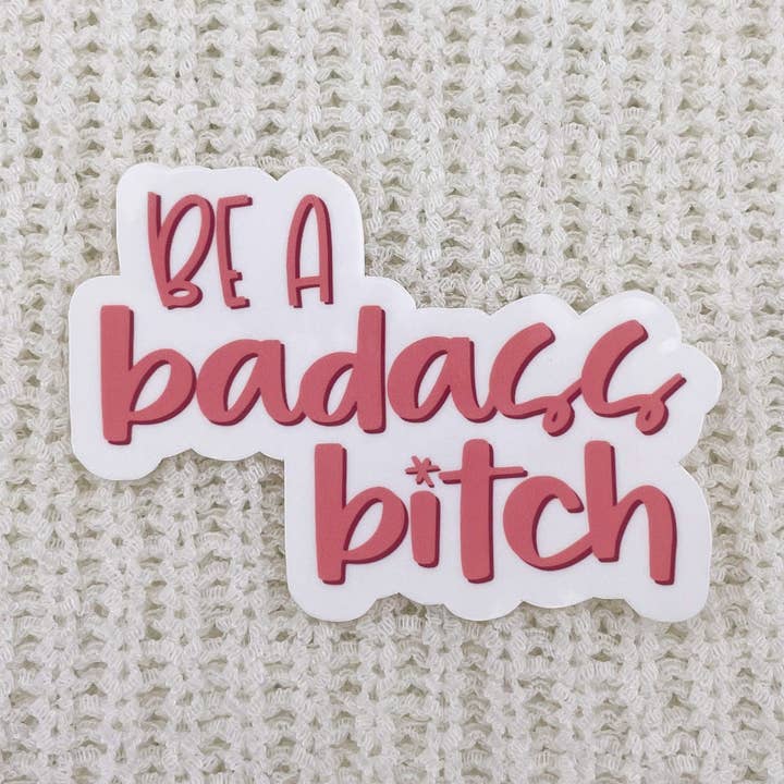 Være en Badass Tæve Sticker | Feminisme Sticker for engroshandel hos Hudg Creations