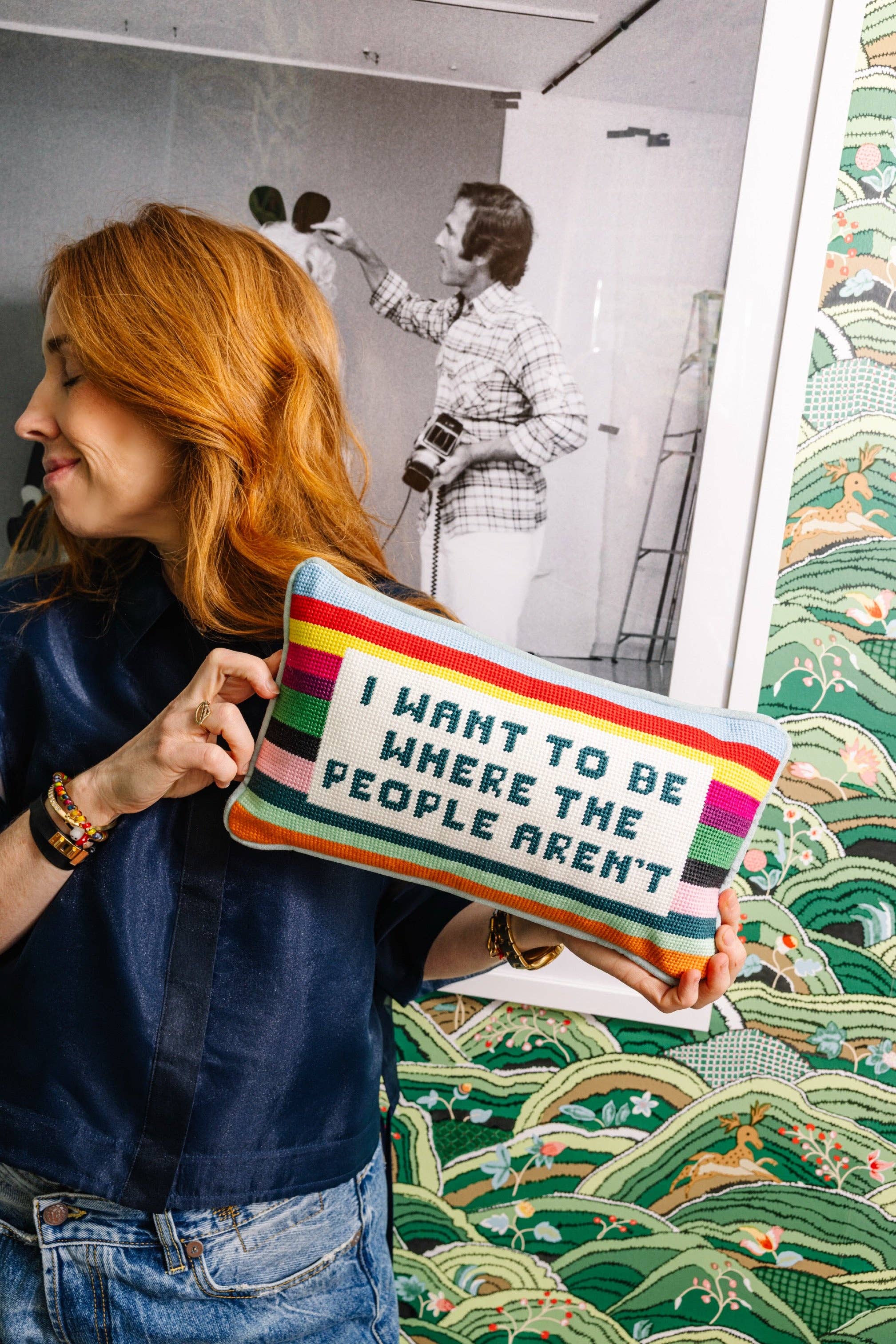 Furbish Studio - Vente Coussin décoratif - Coussin à point de croix « Where the People Aren't »3