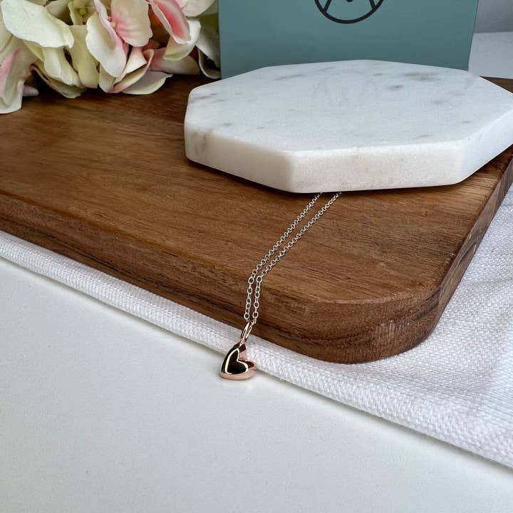 Collana Mini Cuore - Oro Rosa per la vendita all'ingrosso da parte di About.me Jewellery