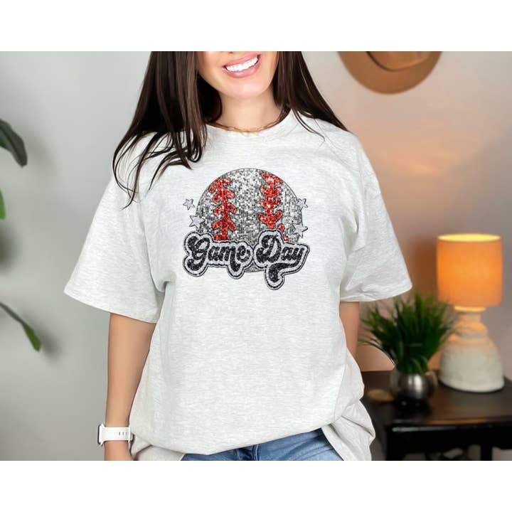 GAME DAY BASEBALL-FAUX SEQUINS (T-SHIRT ILLUSTRÉ) 3474 pour la vente par Raging Phoenix