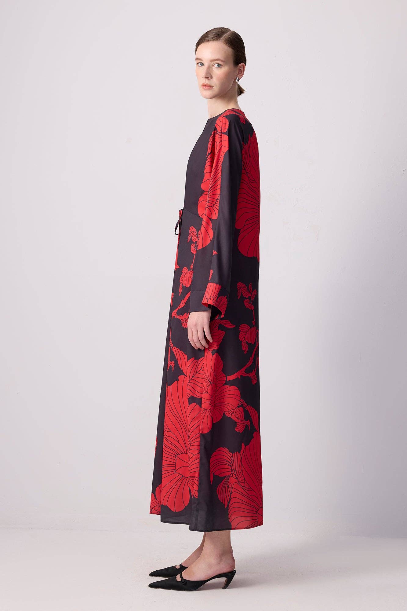 Nero ABITO MAXI CON CINTURA IN VITA E FANTASIA FLOREALE AUDACE - NERO E ROSSO in vendita all'ingrosso su Faire3