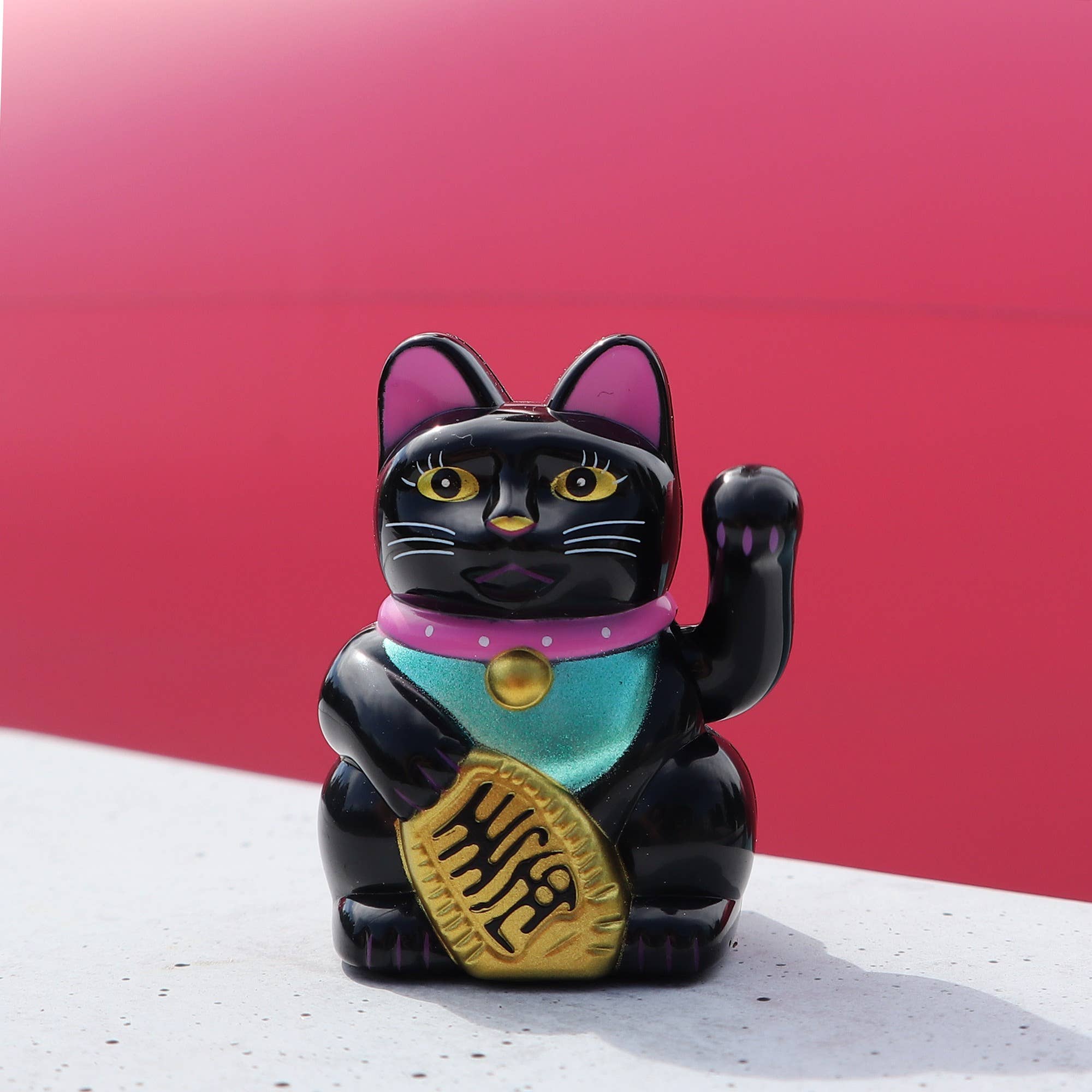 Tribal Trade GmbH - Wholesale Decorative Figurine - Lucky cat mini Maneki-neko black wave cat solar 5cm9