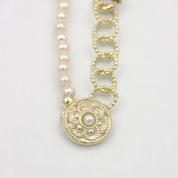 Golden necklace grandma's knot with white freshwater pearls for wholesale by Hester Zagt Sieraden