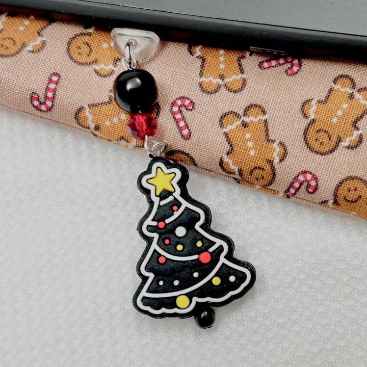 Bouchon anti-poussière en forme de sapin de Noël pour appareils et liseuses pour la vente par Dagger and Rose