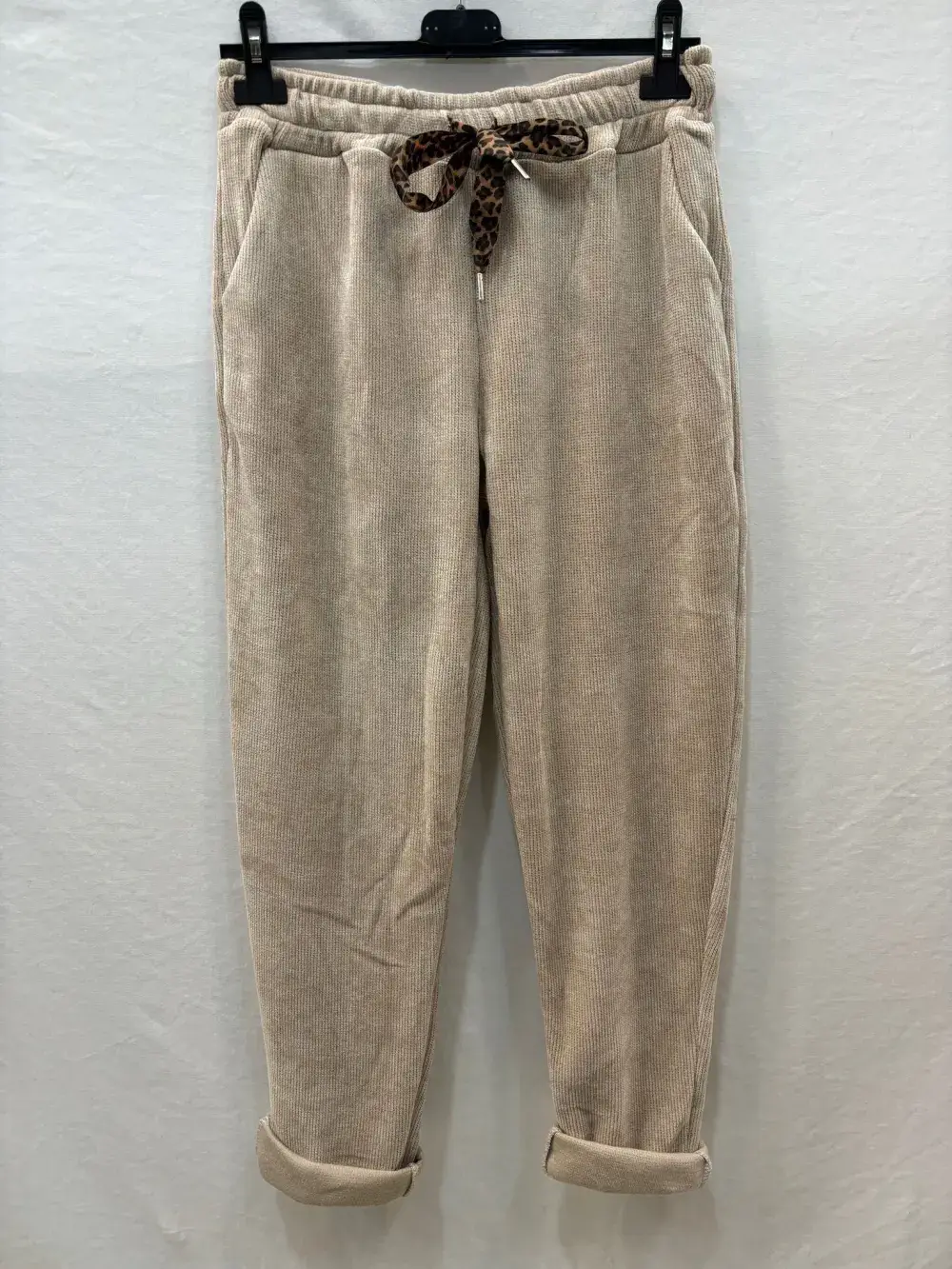 Mimi & Gogo – Engroshandel Loungesweatpants/jogginbukser – til kvinder – Velour joggingbukser med leopardsløjfe4