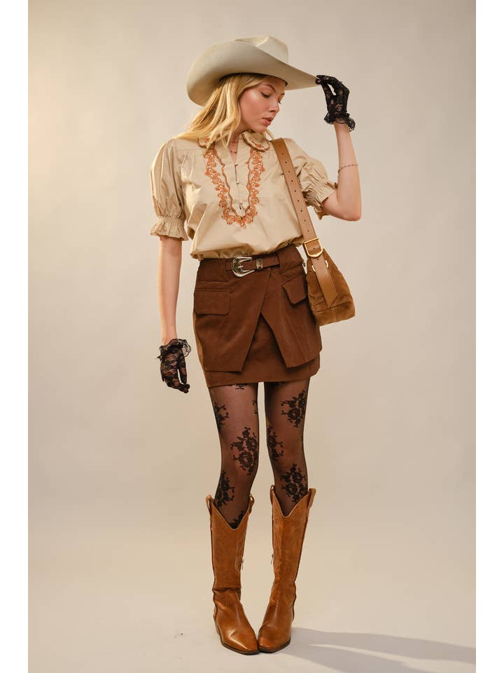 Blue B - Vendita all'ingrosso Camicetta - Donna - 23521T - Top con Colletto Ricamato a Scallop e Maniche a Sbuffo11