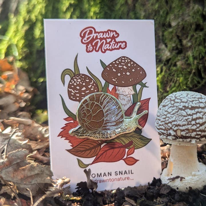Épingle en émail d'escargot pour la vente par Drawn to Nature