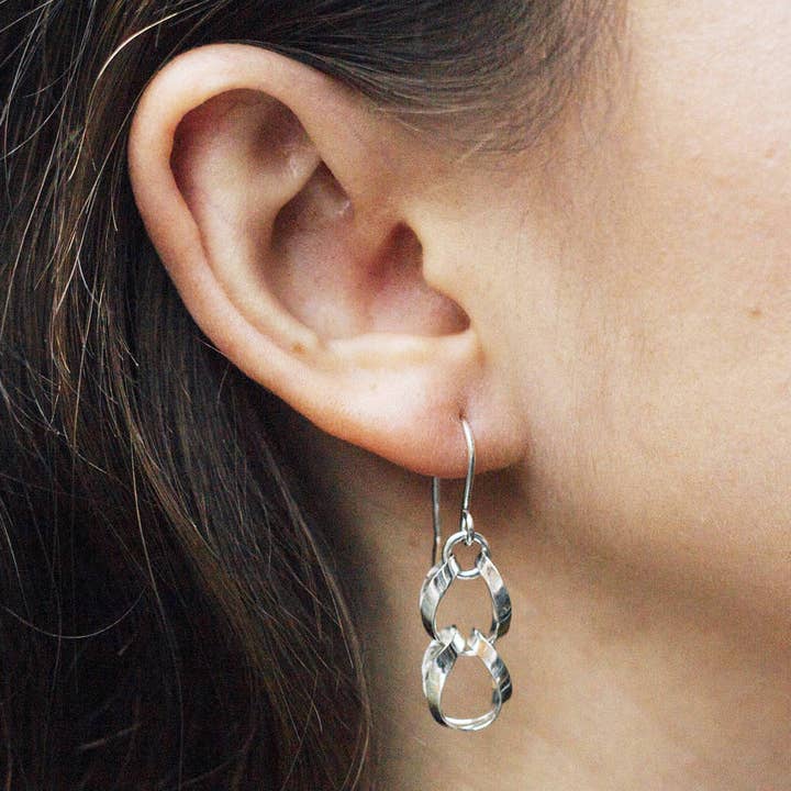 Boucles d'oreilles pendantes en argent pour la vente par Otis Jaxon London