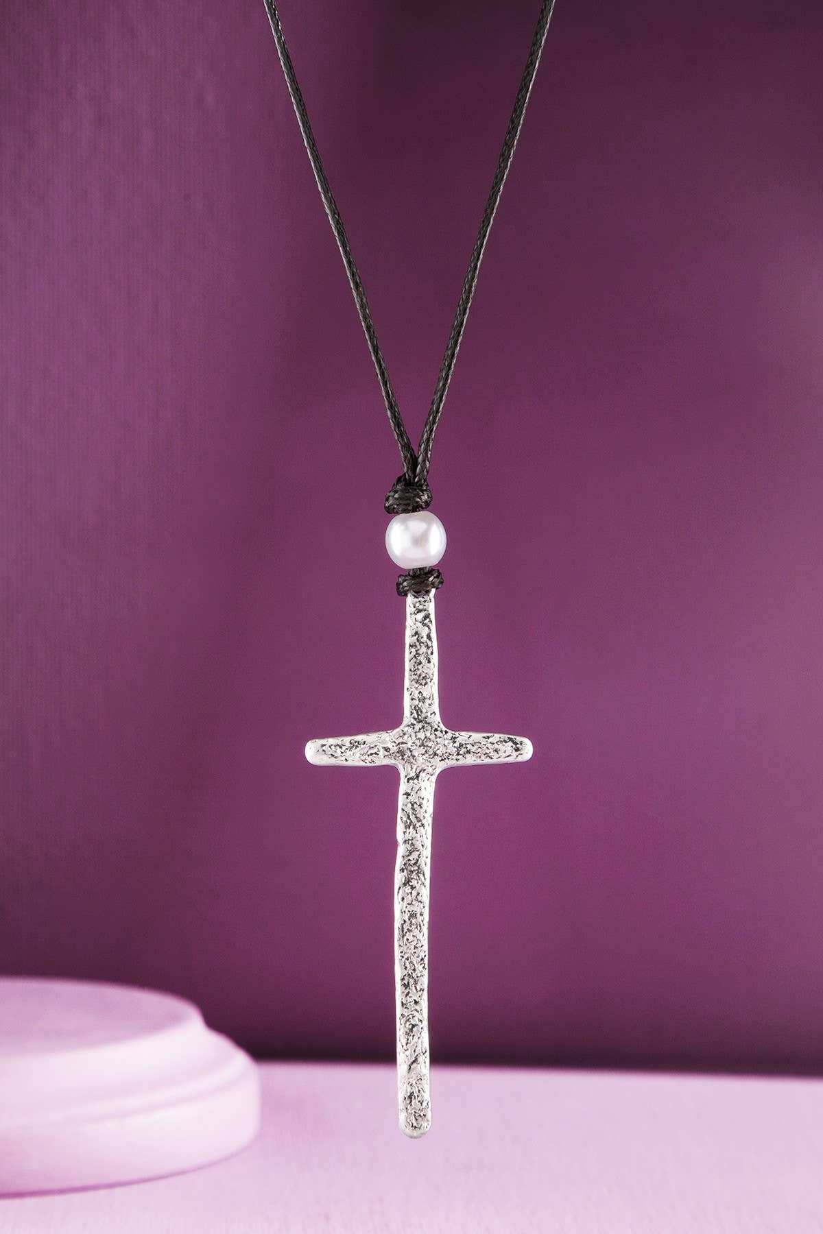 Urbanista – wholesale Hänge-/berlockhalsband – Halsband med hängsmycke i hamrad metall formad som ett kors2