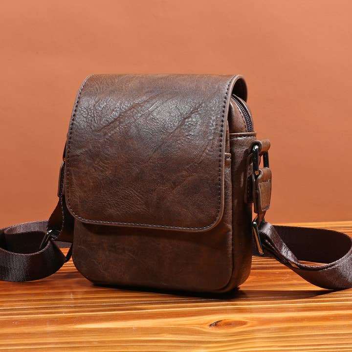 Sac pochette plate bandoulière pour homme pour la vente par INES DELAURE