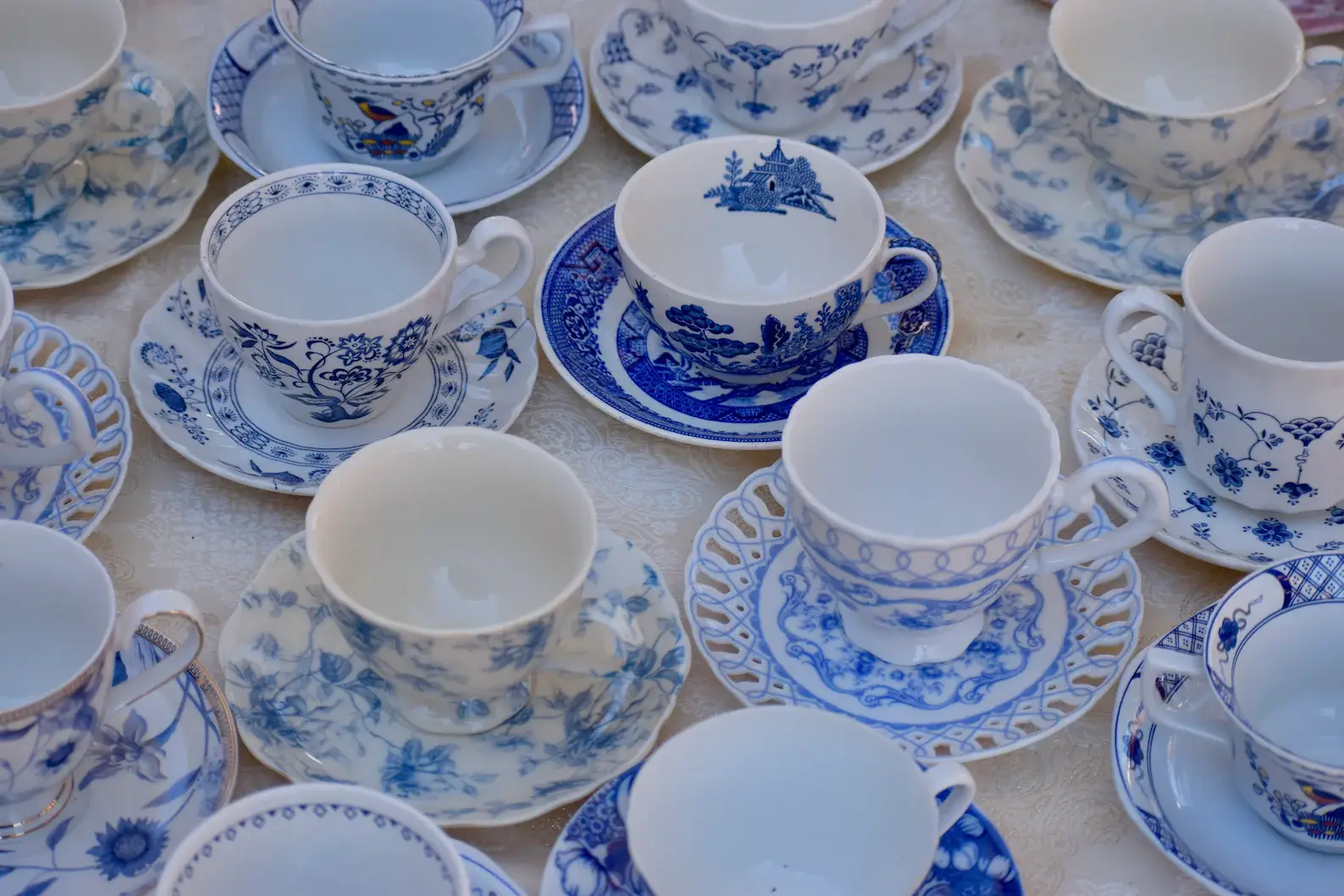 All Little Cute Things – wholesale Kaffe-/Tékopp – Blandade tekoppar i blått och vitt för catering och event8