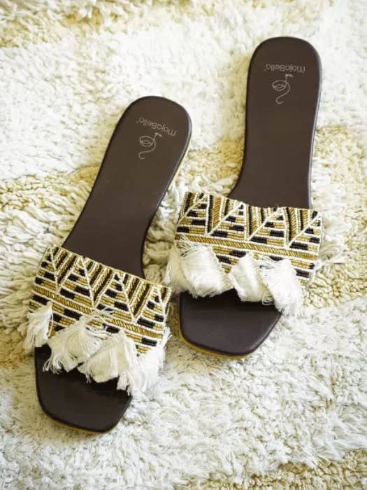 Miss Tassel broderet slid-sandal for engroshandel hos Mojabella