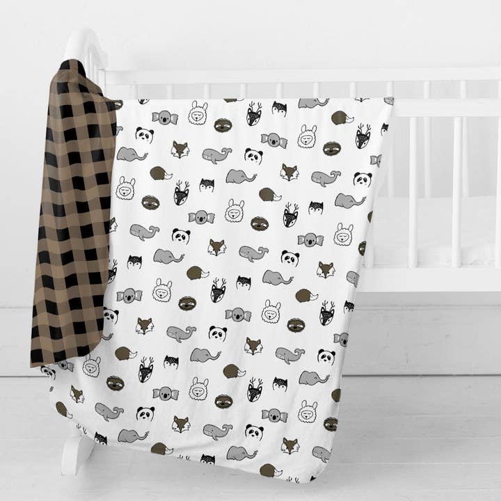 Couverture à emmailloter | Cuddly Critters pour la vente par Audrey & Bear
