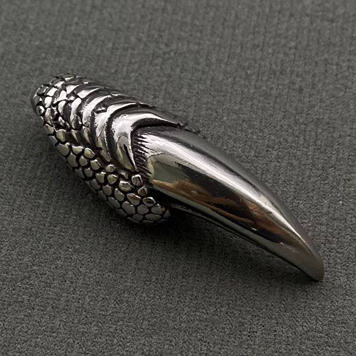 Pendentif Griffe d'Aigle en Acier Inoxydable - MJ/MNP pour la vente par Mio Queena