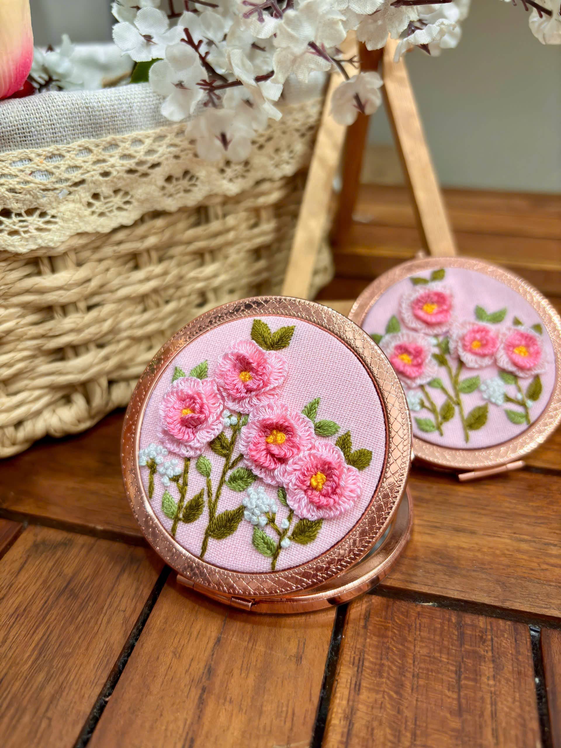 Maple Dream Store – Engroshandel Kompaktspejl – Premium Vintage Blomstret Håndbroderet Lommespejl40