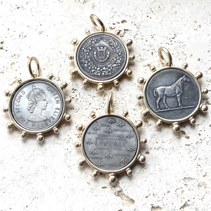 VB&CO Designs Handmade Jewelry - Vente Colliers à pendentif - Médaillon représentant un cheval, une reine de l'équitation et une abeille9