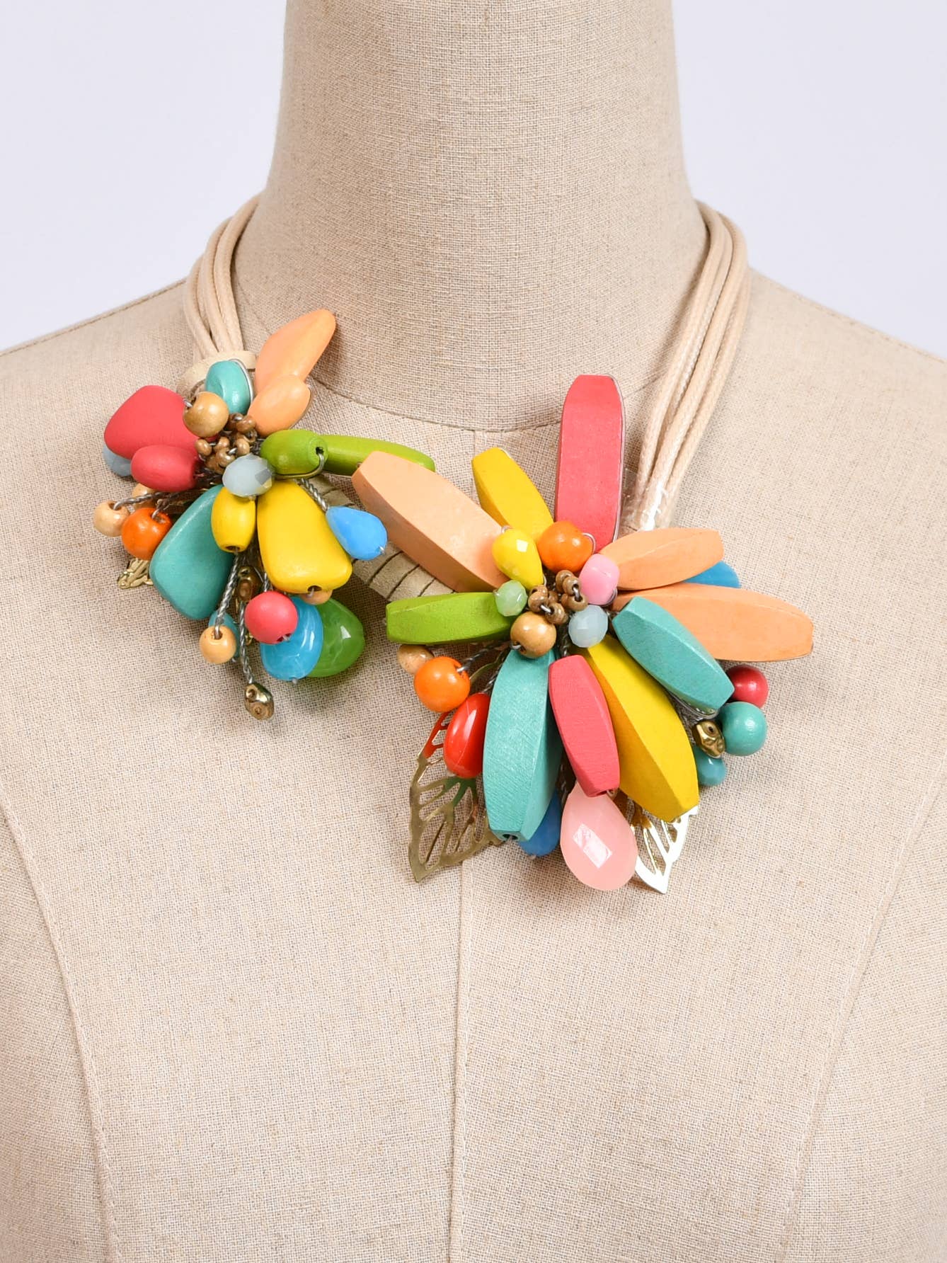 Victoria Moda – Engroshandel Halskæde med vedhæng – Kort blomsterhalskæde i træ1