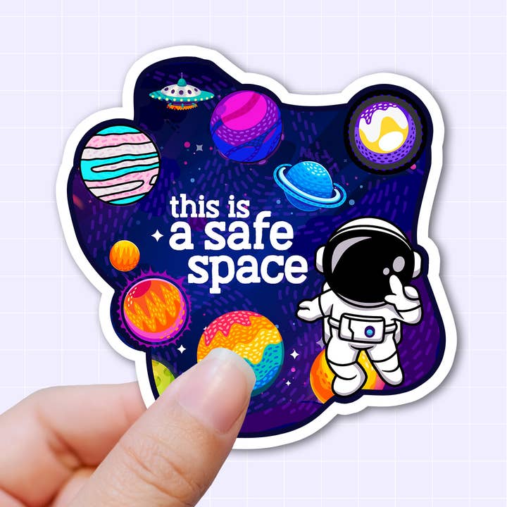Dette er et sikkert rum - LGBTQ Ally klistermærke for engroshandel hos Prickly Cactus Collage