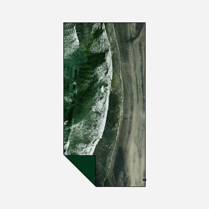 Serviette de voyage à séchage rapide pour les plages de Tofino et Ucluelet pour la vente par Slowtide Canada