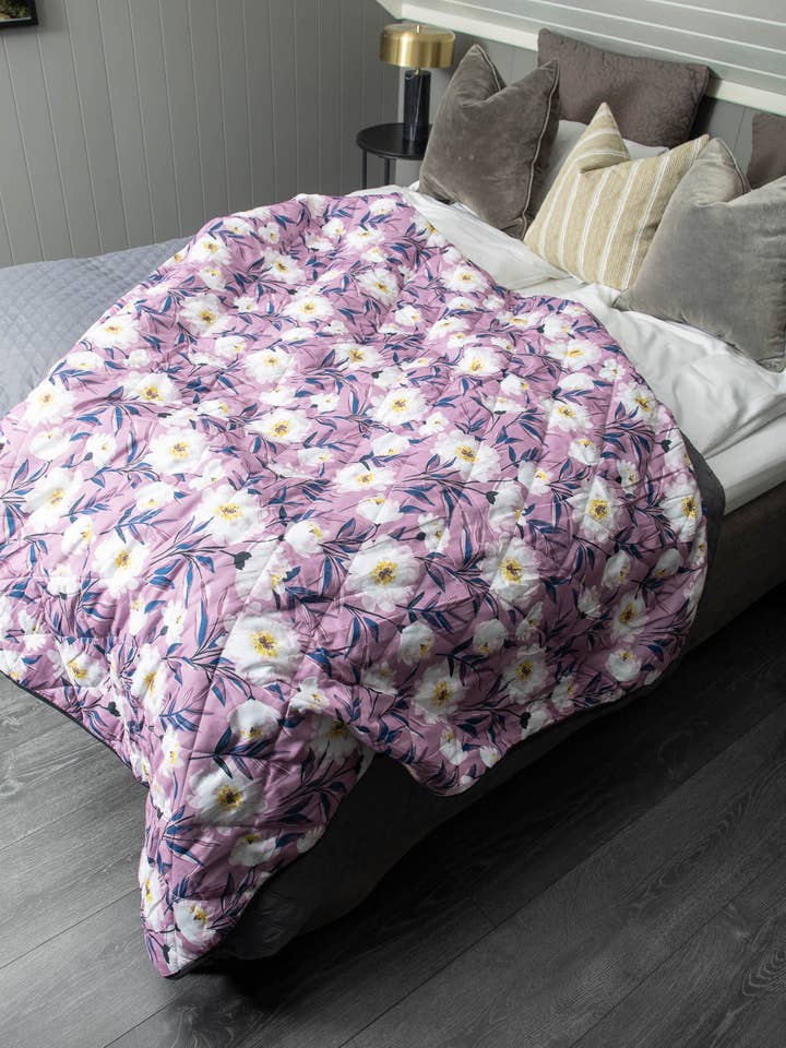 Couvre-lit rembourré de Velucci Home - Syracuse pour la vente par AVAGANTE Design