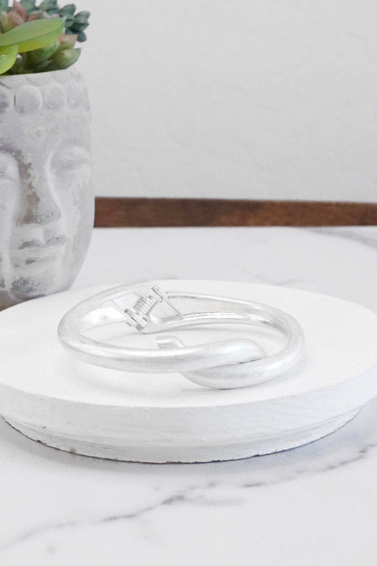 PennyLine inc - Vente Bracelet manchette - Bracelet jonc intemporel en forme de cravate, ton argenté avec charnière.3