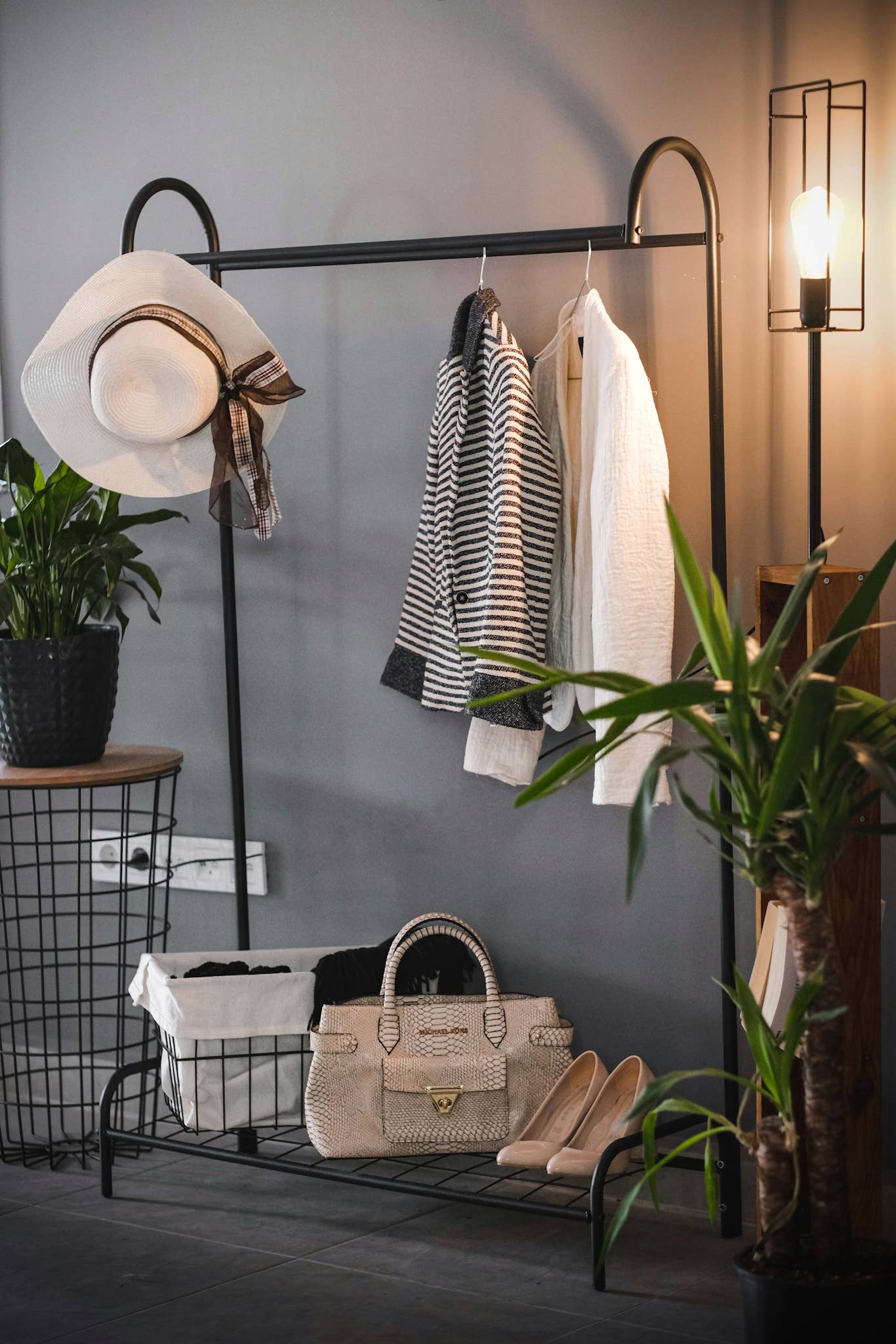 WDMT - Wholesale Kapstok - Metalen kledingrek met halve maan en één stang van WDMT6