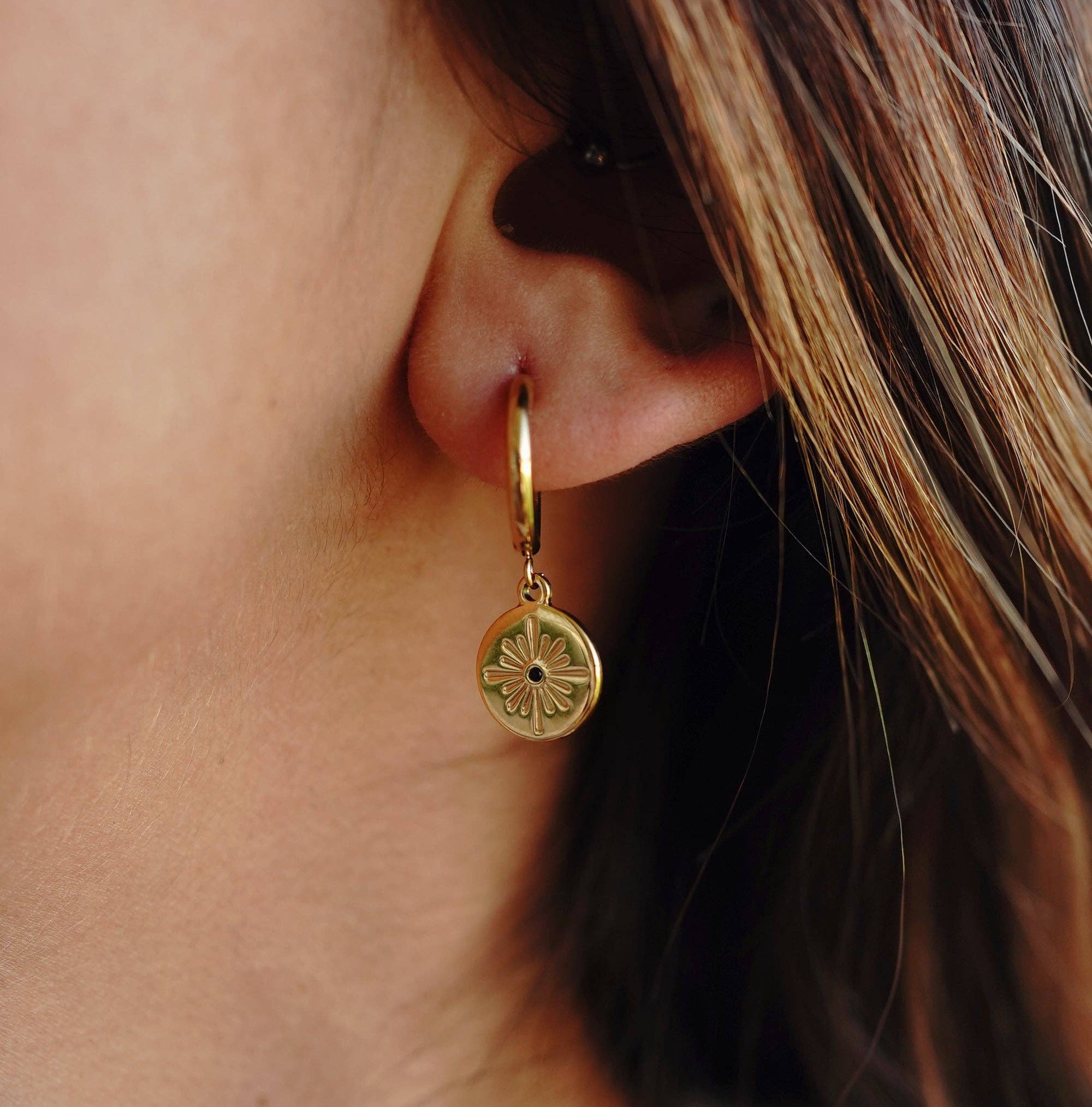 Faya & Co. - Wholesale Huggie earrings - Agnes Huggie Earring1