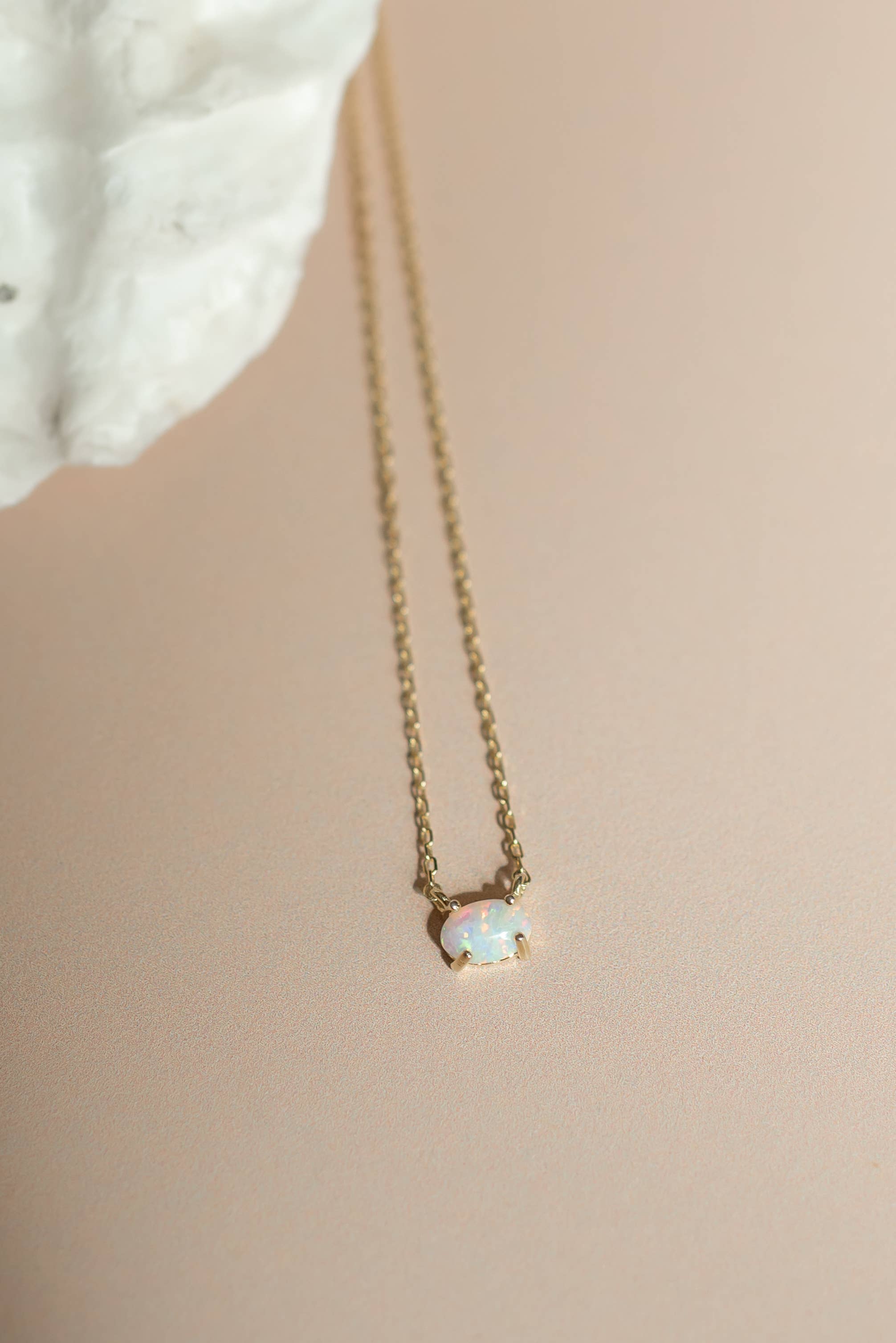 Lumi + Sol – Großhandel Kette mit Anhänger/Charm – Anna Opal-Anhänger-Halskette1