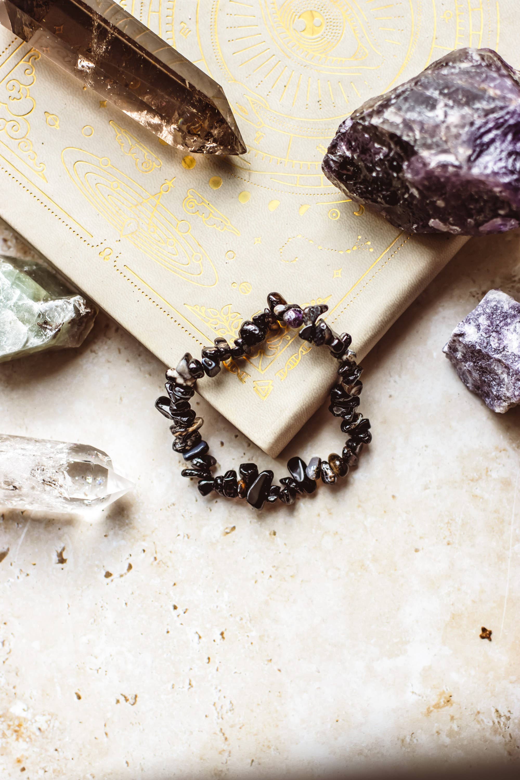 Mindful Living Co. – Großhandel Perlenarmband – Armband aus natürlichen Kristall-Edelstein-Chips | Kristallschmuck23