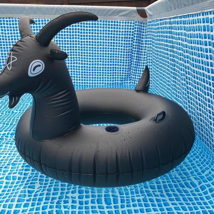 The Pickety Witch – Engroshandel Oppustelige ting – Black Phillip Goat Pool Float - „Svøm lækkert“