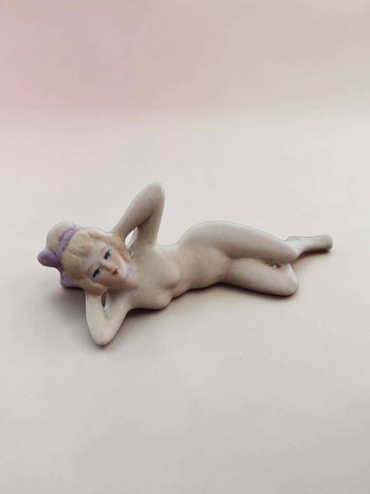Liggande naken baderska – erotisk figur i biscuitporslin för wholesale av Art Déco Style