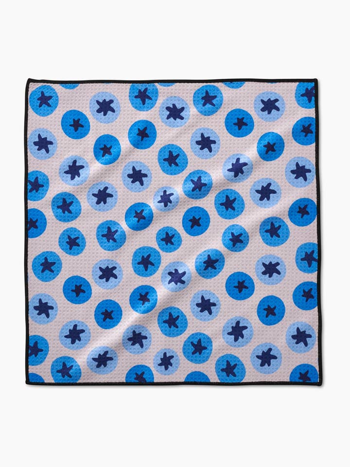 Serviette Sweet Blueberries Paw pour la vente par Geometry
