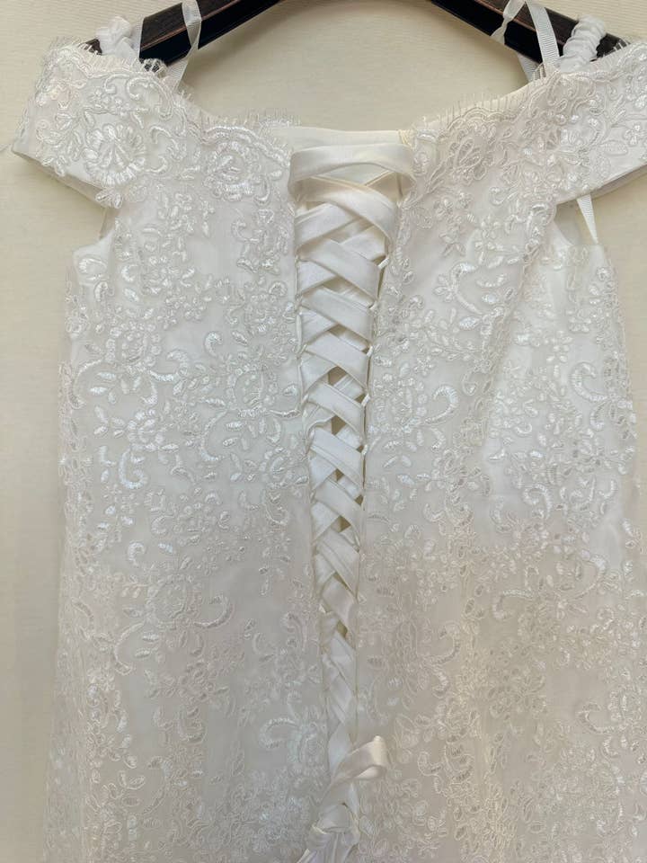 Invitadissimas - Wholesale Gown - Women's - A1802 train wedding dress1