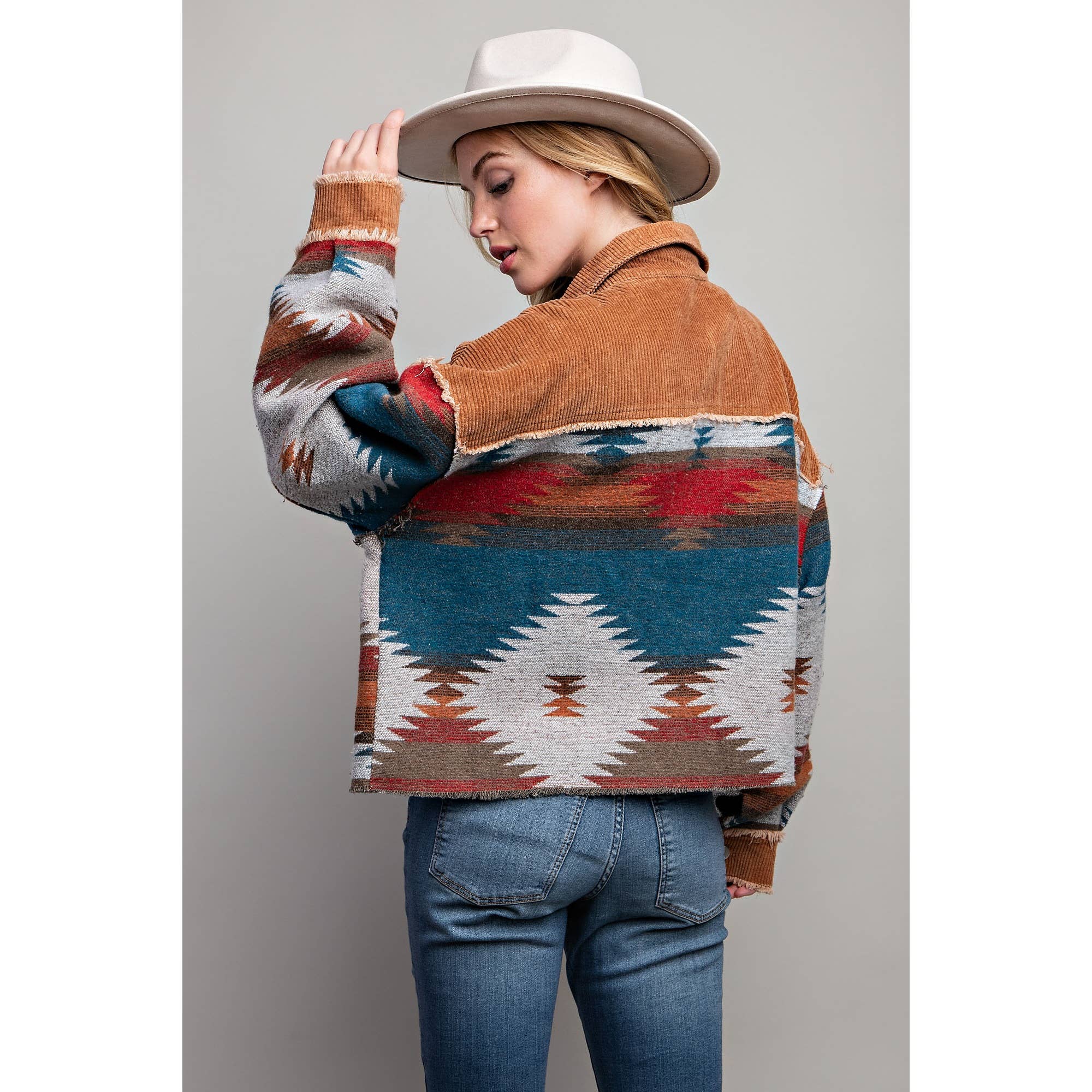 Sweet Generis – Großhandel Hemdjacke/Shacket – Damen – BUTTON-DOWN-HEMDJACKE IN BLOCKFARBEN MIT STAMMESMUSTER UND AZTEKISCHEM MUSTER10