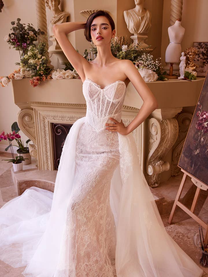 Abito da sposa aderente in pizzo con spalline a cuore e sopragonna in tulle removibile per la vendita all'ingrosso da parte di Ladivine by Cinderella Divine