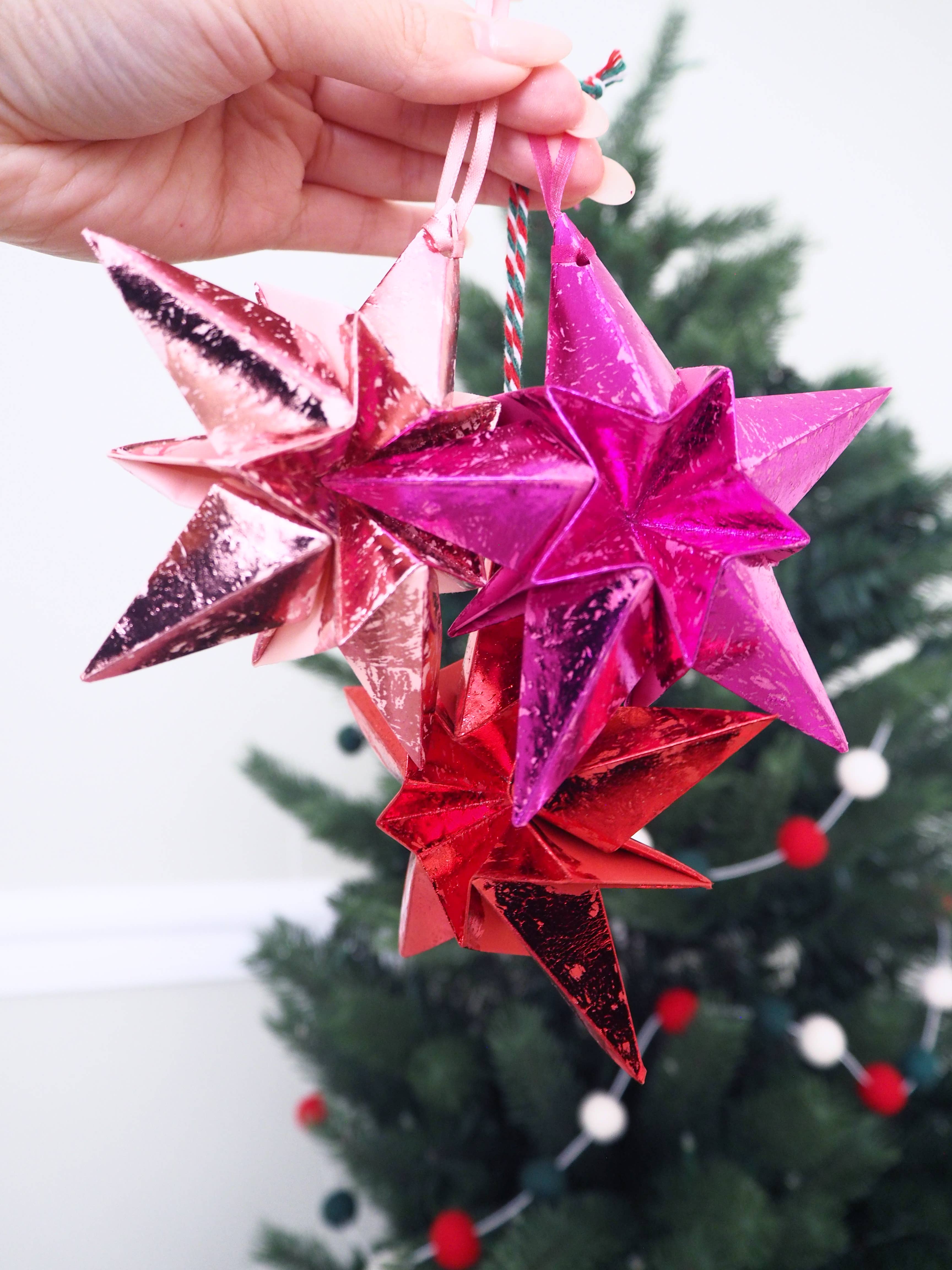 Joyful Array – Großhandel Weihnachtsschmuck – Weihnachtliche Origami-Sterne aus metallischem Pink3
