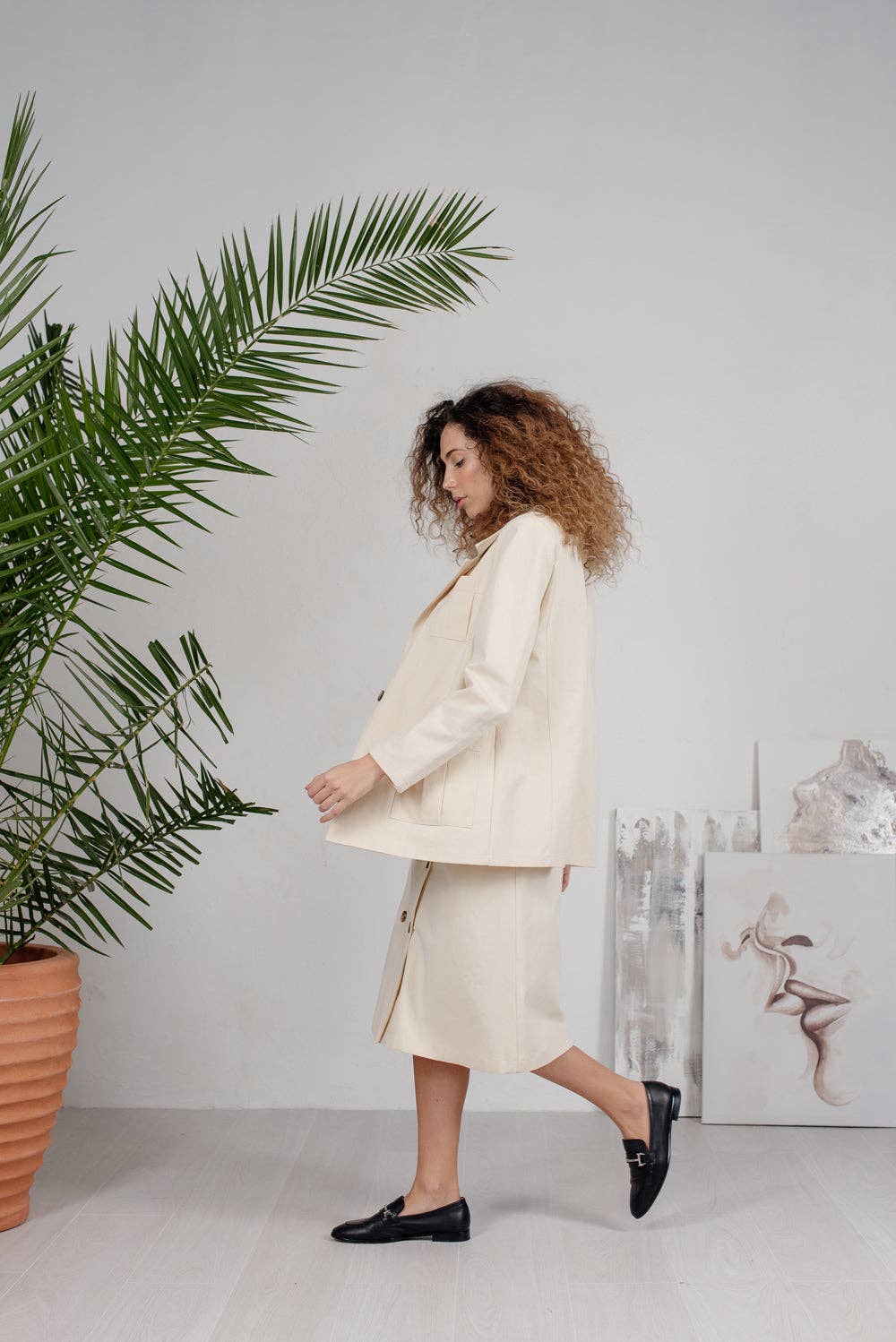 Azuri Fashion Group – wholesale Jeansjackor – Dam – Krämfärgad jeansjacka med stora fickor3