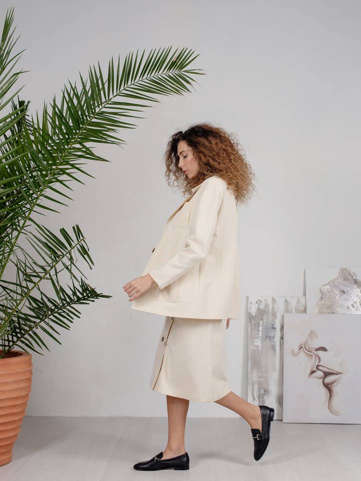 Azuri Fashion Group – wholesale Jeansjackor – Dam – Krämfärgad jeansjacka med stora fickor3