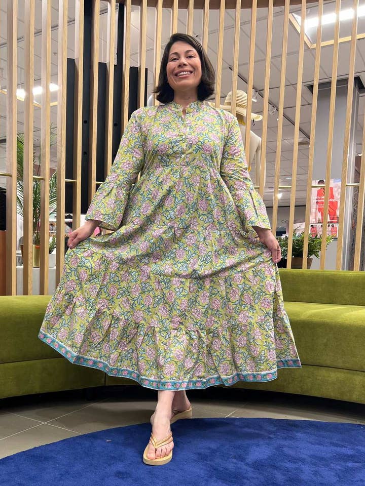 Jemima katoenen maxi-jurk met bloemenblokjesprint en klokmouwen voor wholesale door Designerfriday