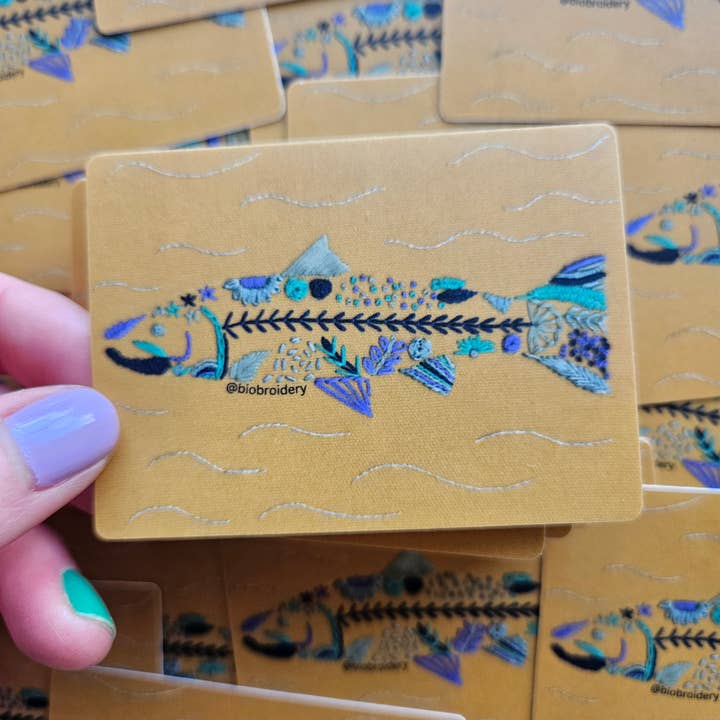 Autocollant en vinyle résistant aux intempéries représentant une truite arc-en-ciel brodée pour la vente par Biobroidery