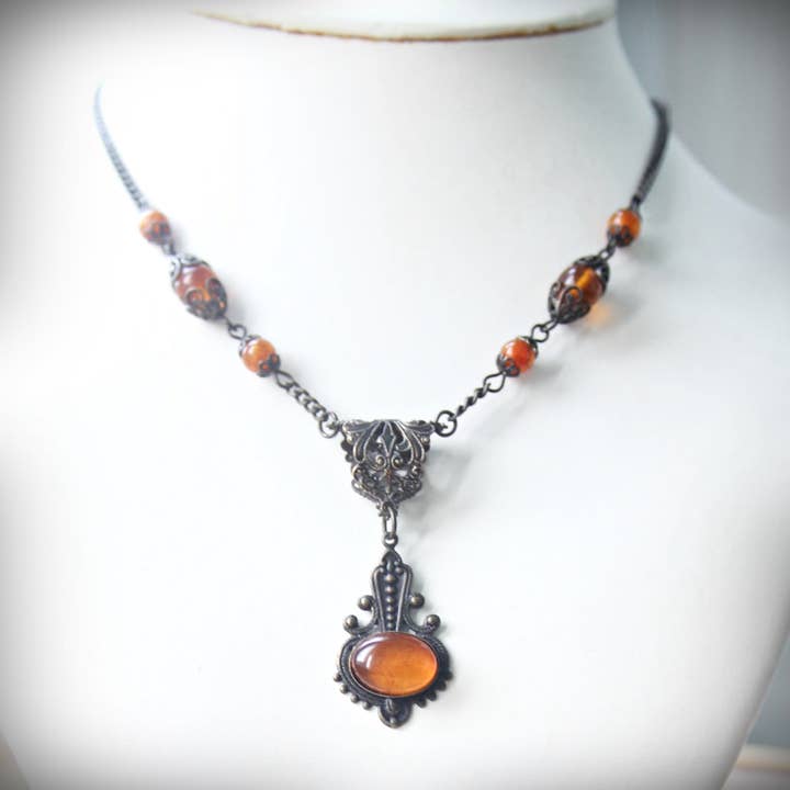 Collier vintage en ambre de la Baltique unique en son genre pour la vente par Circa 1890