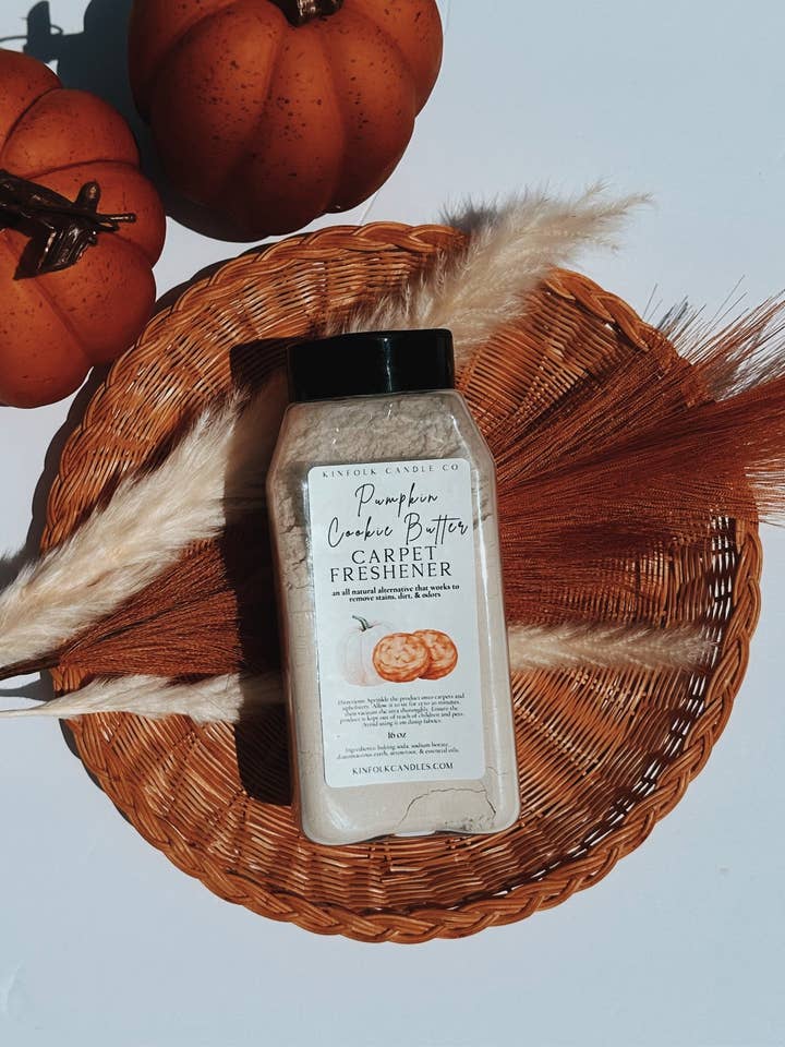 Désodorisant de Tapis de Luxe pour l'Automne – Chai à la Citrouille, Parfums d'Automne Confortables, Éliminateur d'Odeurs, Poudre Fortement Parfumée pour Tapis & Maisons pour la vente par Kinfolk Candle Company