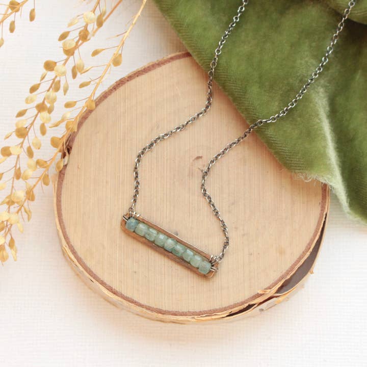 Grüner Apatit-Perlen-Bronzestab-Halskette für den Großhandel von Sarah DeAngelo