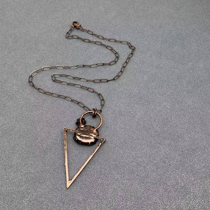 Mio Queena - Wholesale Spiritual Stone/Crystal - CS - Triangle Charm Necklace Inlaid with Natural Redstone