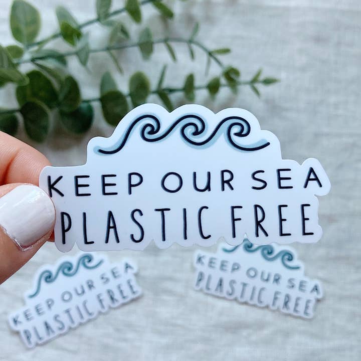 Autocollant Environnemental Gardons Notre Mer Sans Plastique pour la vente par Tiny Acres Co