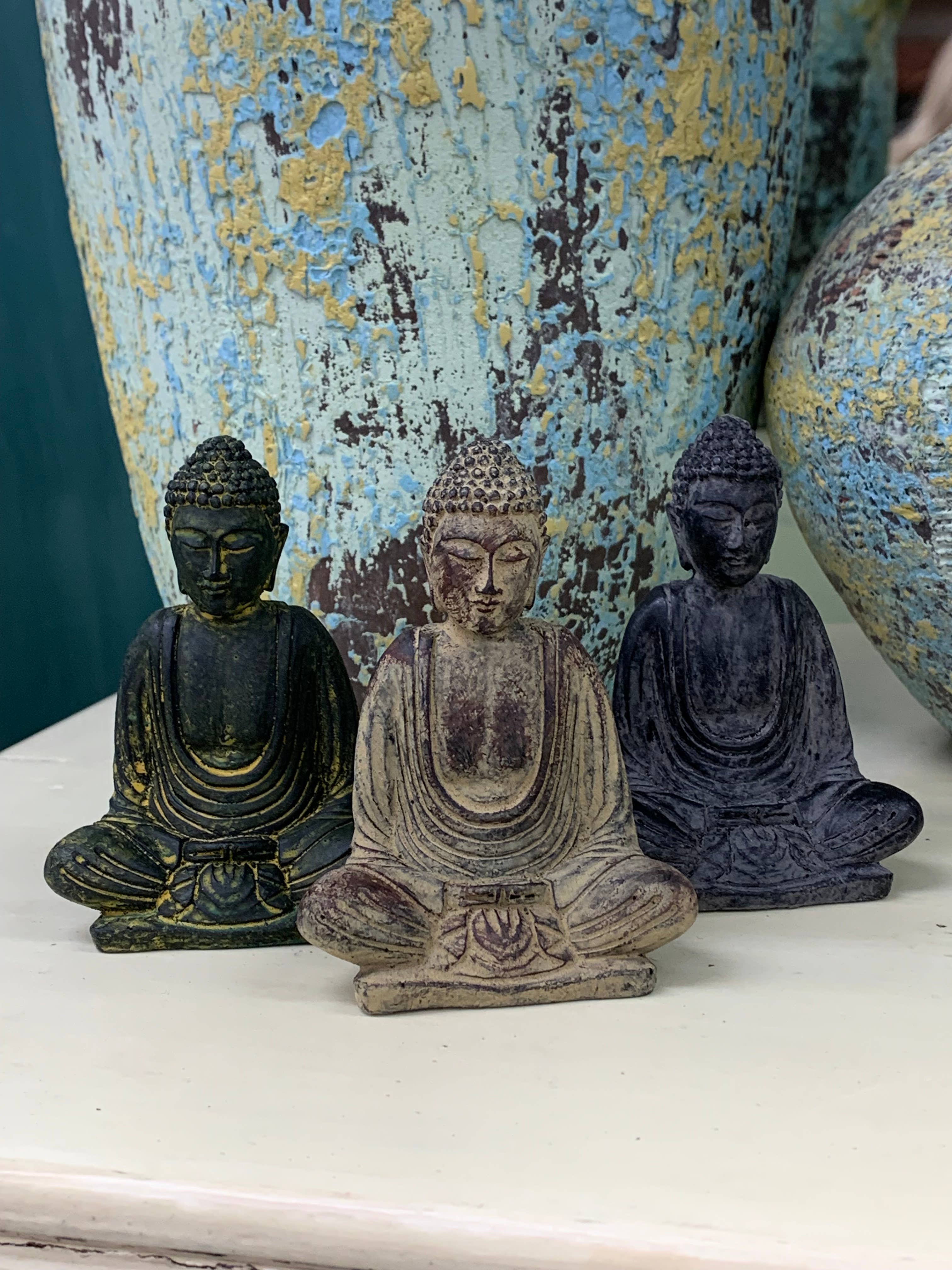 Asia West – wholesale Dekorativ statyett – Liten buddhafigur i grått/grönt/brunt1