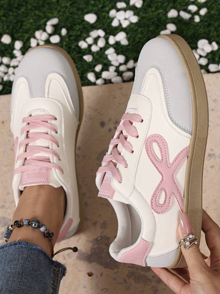 Baskets en cuir PU à blocs de couleur avec patch nœud mignon | US 6-10 pour la vente par Aapparella