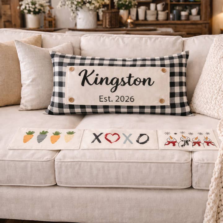 NOVO! Conjunto de Presentes Personalizados para Casamento de INVERNO: 3 estações + almofada de XADREZ GINGHAM/BUFFALO + painel com apelido personalizado: CACHECÓIS DE BONECO DE NEVE / XOXO / HORTA DE CENOURAS / PAINEL COM APELIDO PERSONALIZADO por atacado de PillowPanels