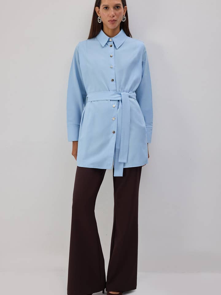 CAMICIA IN POPELINE CON CINTURA per la vendita all'ingrosso da parte di Touché Privé