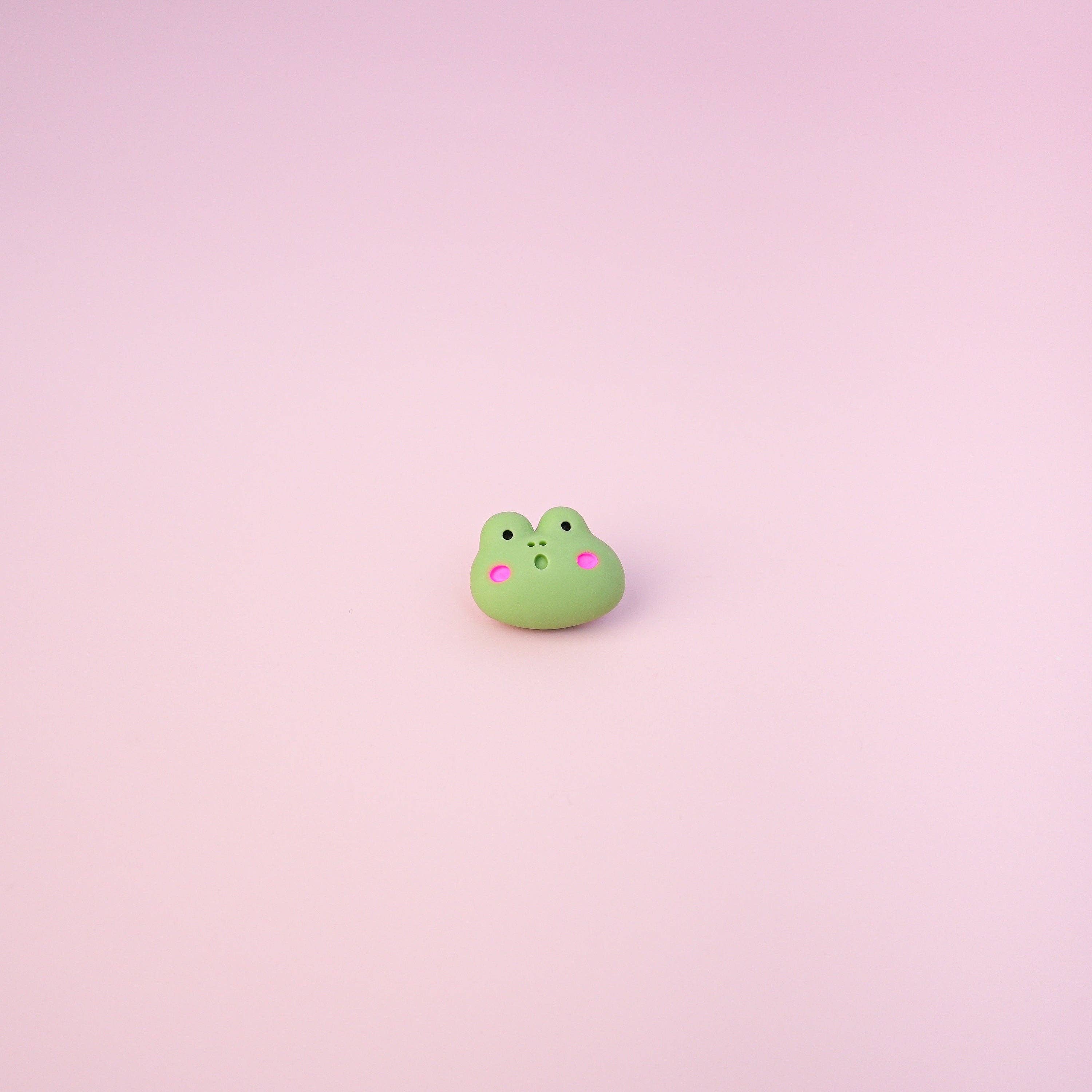 Mini Story Co – Großhandel Anstecker/Button – Brosche mit kleinem Frosch, grüne Froschnadel, niedliches Tierabzeichen, winzige Froschnadeln, Anstecknadel mit stolzem Frosch, Kawaii-Frosch-Nadel, Geschenk für Kinder5